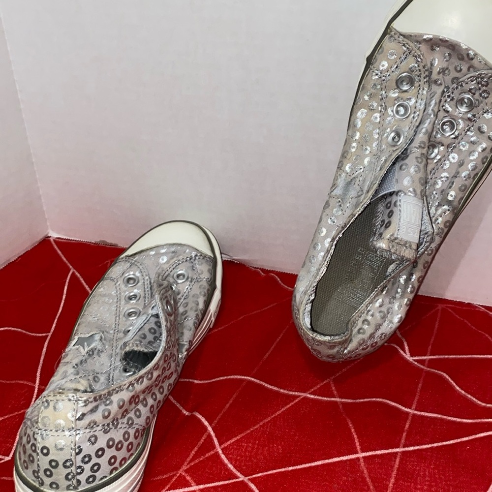 One Star Converse Size 8 Color White, Gray and Silver very good condition